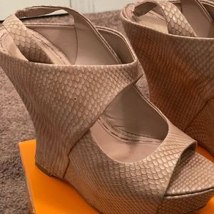 Alice and Olivia nude platform peep toe sling back wedges pumps